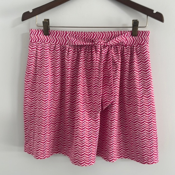 Vineyard Vines Dresses & Skirts - Vineyard Vines mini skirt whale‎ tails in a chevron patters stretchy soft flowy
